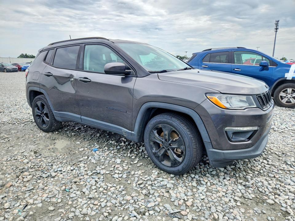 63909906 :رقم المزاد ، 3C4NJCBB3JT318315 vin ، 2018 Jeep Compass مزاد بيع