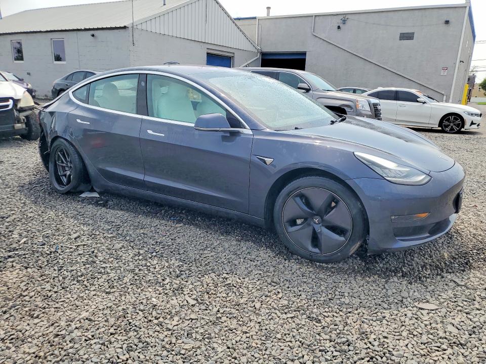 64425516 :رقم المزاد ، 5YJ3E1EAXJF155583 vin ، 2018 Tesla Model 3 مزاد بيع