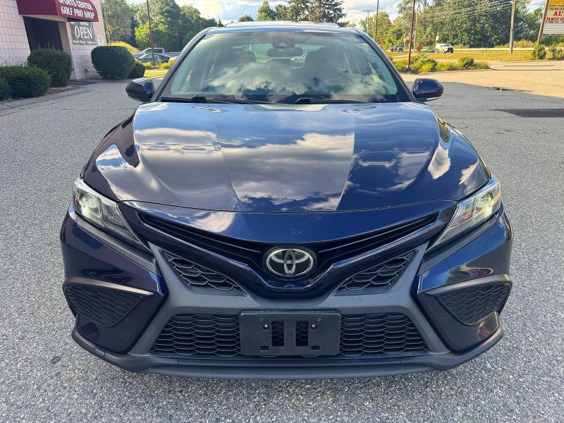 67026236 :رقم المزاد ، 4T1G11BK5NU050761 vin ، 2022 Toyota Camry مزاد بيع