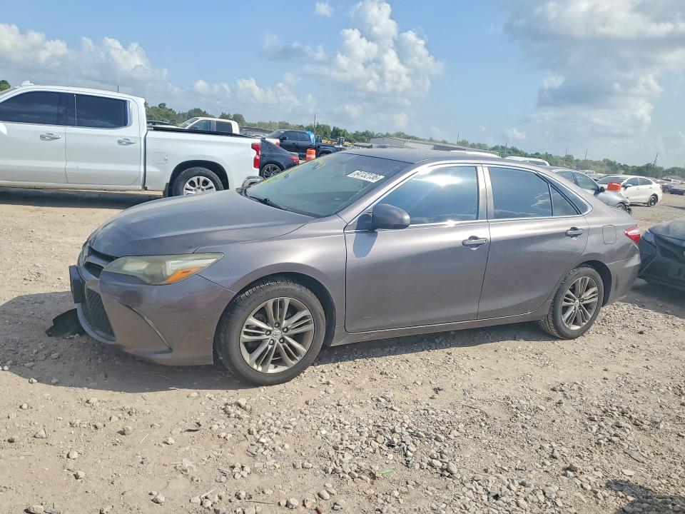 64132136 :رقم المزاد ، 4T1BF1FKXFU903923 vin ، 2015 Toyota Camry مزاد بيع