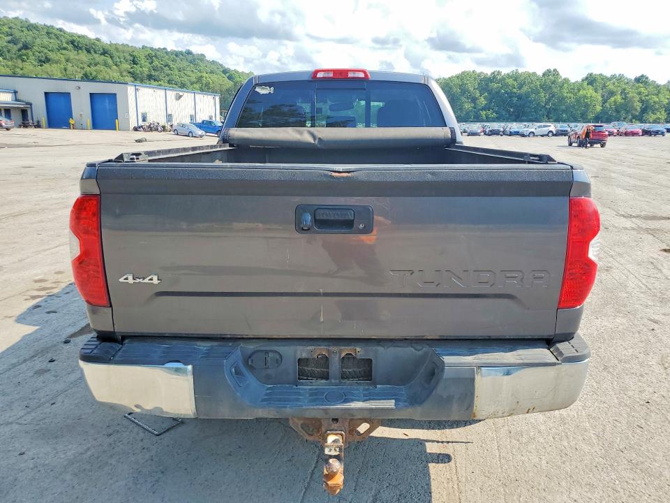64242086 :رقم المزاد ، 5TFUW5F19FX438657 vin ، 2015 Toyota Tundra مزاد بيع