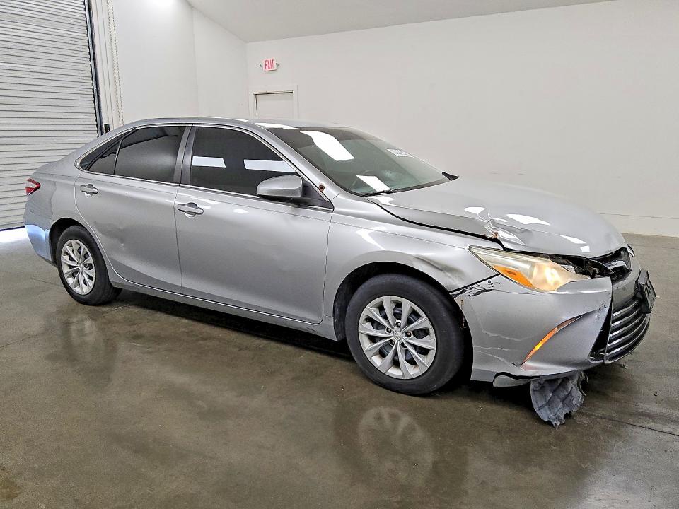 60646336 :رقم المزاد ، 4T1BF1FK1FU004576 vin ، 2015 Toyota Camry مزاد بيع