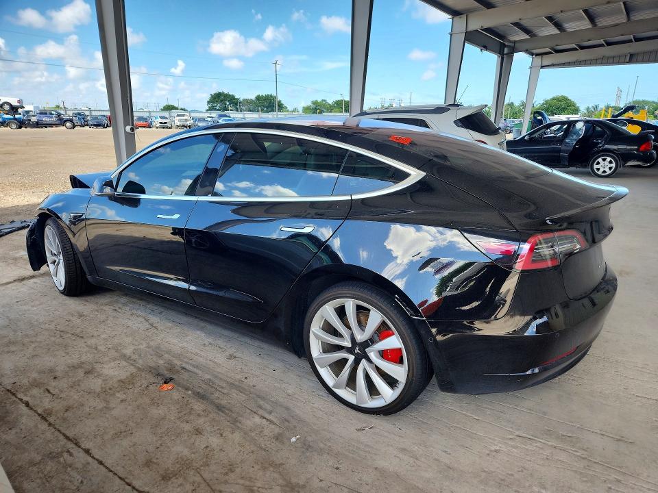 64323556 :رقم المزاد ، 5YJ3E1EB3JF182911 vin ، 2018 Tesla Model 3 مزاد بيع