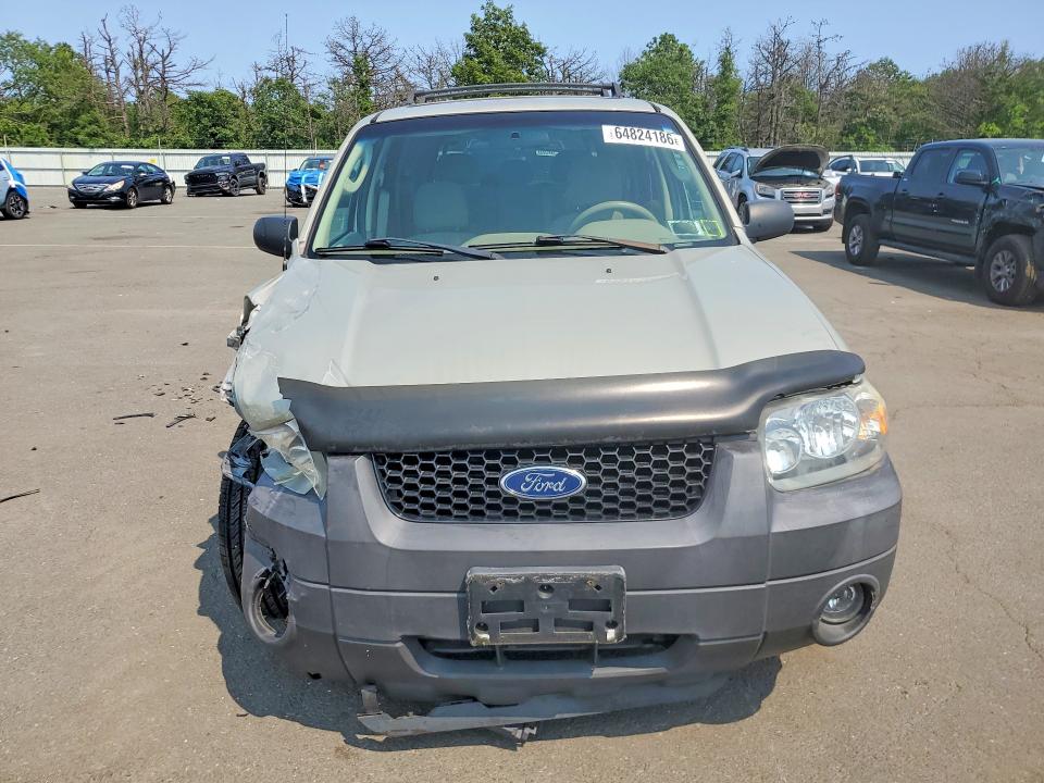 64824186 :رقم المزاد ، 1FMYU93125KD74746 vin ، 2005 Ford Escape مزاد بيع