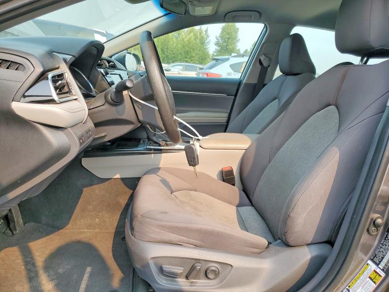 60954976 :رقم المزاد ، 4T1B11HK0JU049660 vin ، 2018 Toyota Camry مزاد بيع