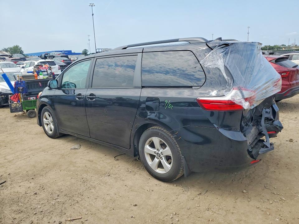 66074226 :رقم المزاد ، 5TDKZ3DC3JS911023 vin ، 2018 Toyota Sienna مزاد بيع