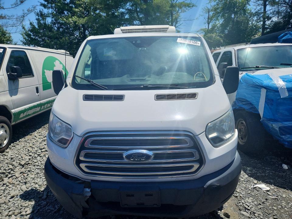63930106 :رقم المزاد ، 1FTYR1ZM1HKA64083 vin ، 2017 Ford Transit مزاد بيع