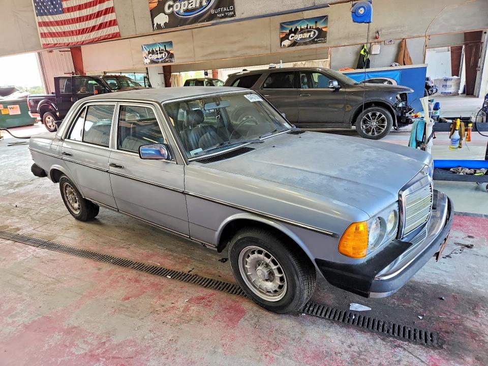 64431926 :رقم المزاد ، WDBAB33A3DB027576 vin ، 1983 Mercedes-benz 300 مزاد بيع