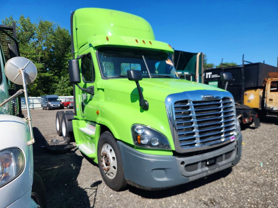 62761796 :رقم المزاد ، 3AKJGEDR1JDKC8706 vin ، 2018 Freightliner Cascadia 125 مزاد بيع