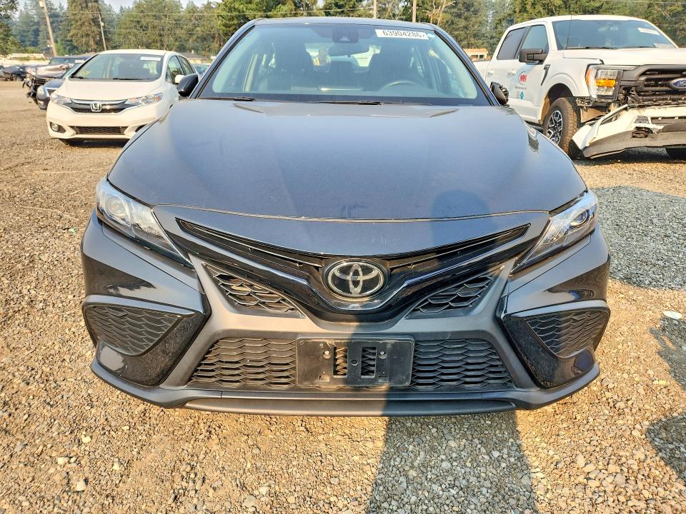 63904286 :رقم المزاد ، 4T1G11BK5MU035725 vin ، 2021 Toyota Camry مزاد بيع
