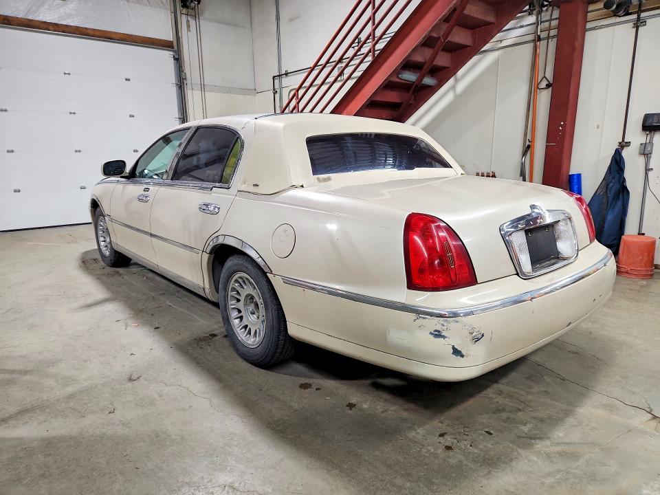 67040816 :رقم المزاد ، 1LNHM83W1YY914126 vin ، 2000 Lincoln Town Car مزاد بيع