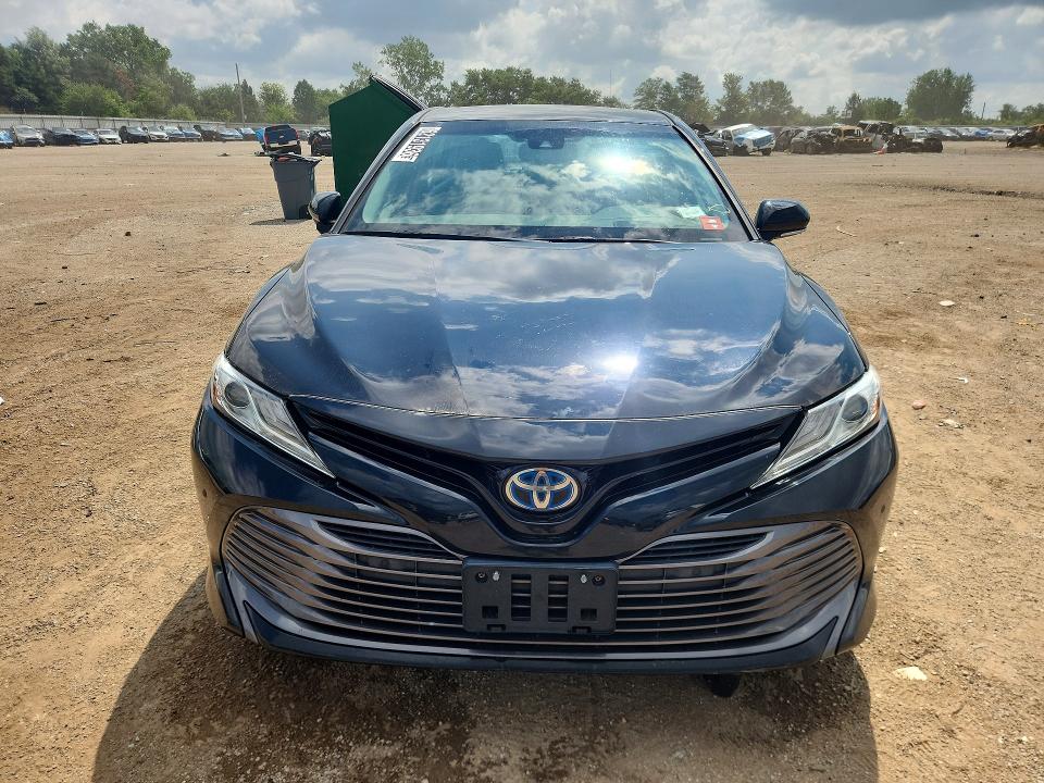 62131936 :رقم المزاد ، 4T1B21HK1JU509020 vin ، 2018 Toyota Camry Hybrid مزاد بيع