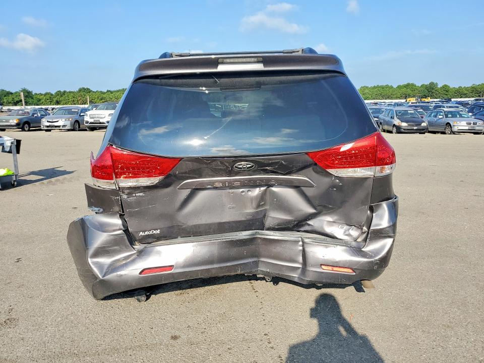 61929676 :رقم المزاد ، 5TDKK3DC1ES499839 vin ، 2014 Toyota Sienna مزاد بيع