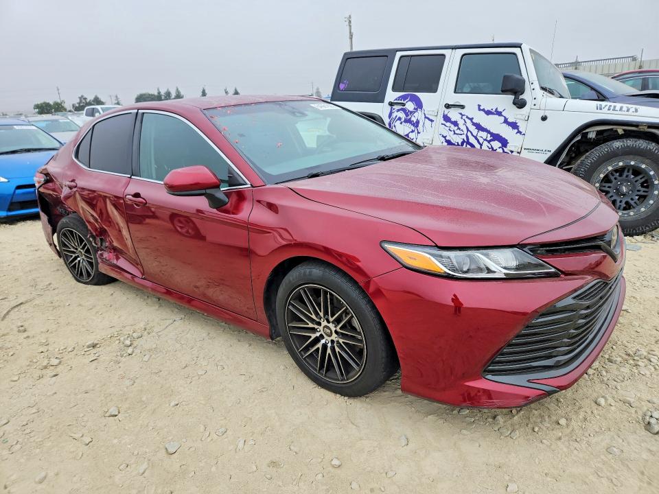 64661896 :رقم المزاد ، 4T1B11HK3JU600843 vin ، 2018 Toyota Camry مزاد بيع