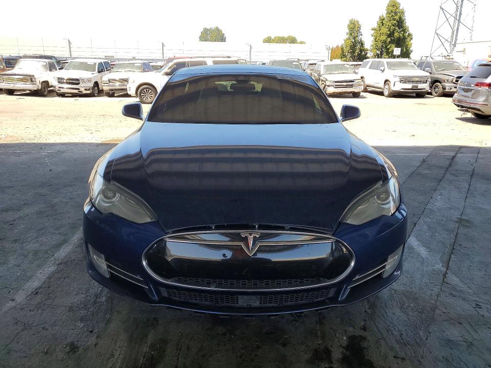2015 Tesla Model S მანქანა იყიდება აუქციონზე, vin: 5YJSA1E25FF119758, აუქციონის ნომერი: 63702336
