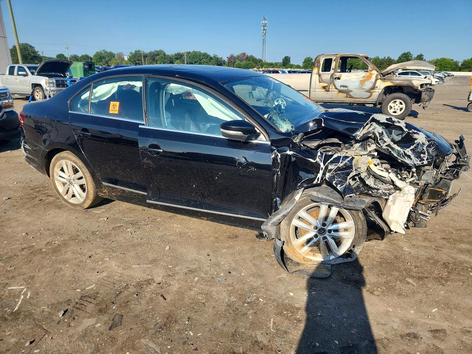 65558866 :رقم المزاد ، 3VWL17AJ6HM214393 vin ، 2017 Volkswagen Jetta مزاد بيع