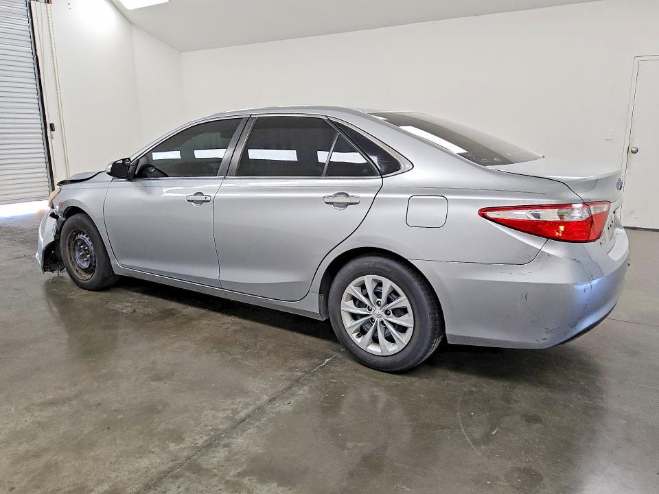 60646336 :رقم المزاد ، 4T1BF1FK1FU004576 vin ، 2015 Toyota Camry مزاد بيع
