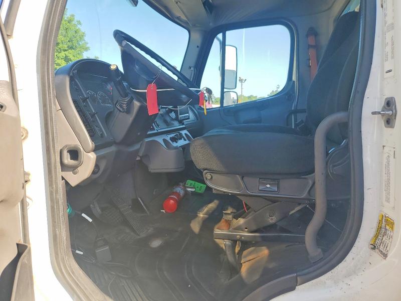 63336336 :رقم المزاد ، 3ALACWDTXHDJF8285 vin ، 2017 Freightliner M2 مزاد بيع