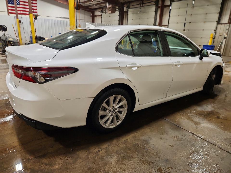 63911916 :رقم المزاد ، 4T1C11BKXMU032284 vin ، 2021 Toyota Camry مزاد بيع