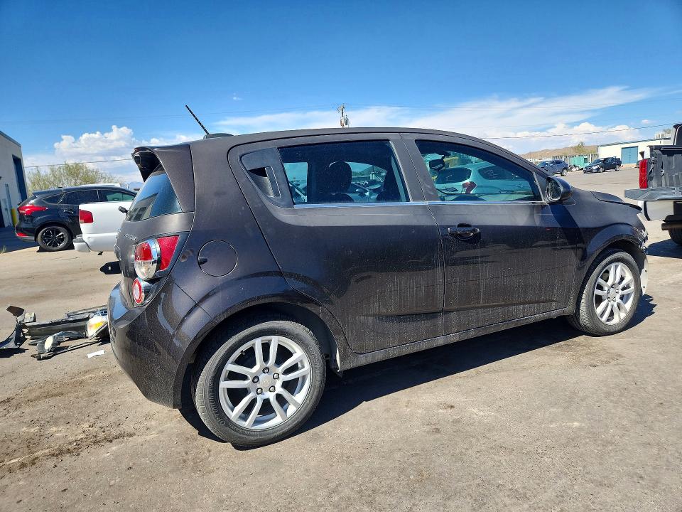 64565386 :رقم المزاد ، 1G1JC6SH1F4129442 vin ، 2015 Chevrolet Sonic مزاد بيع