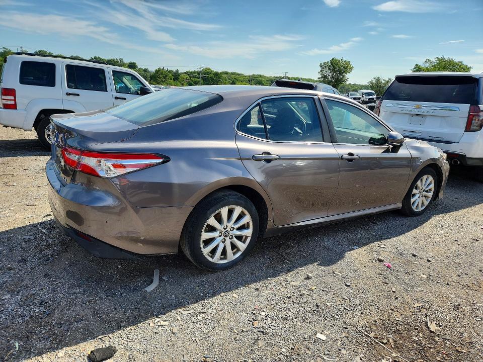 2018 Toyota Camry მანქანა იყიდება აუქციონზე, vin: 4T1B11HK0JU571141, აუქციონის ნომერი: 63378146