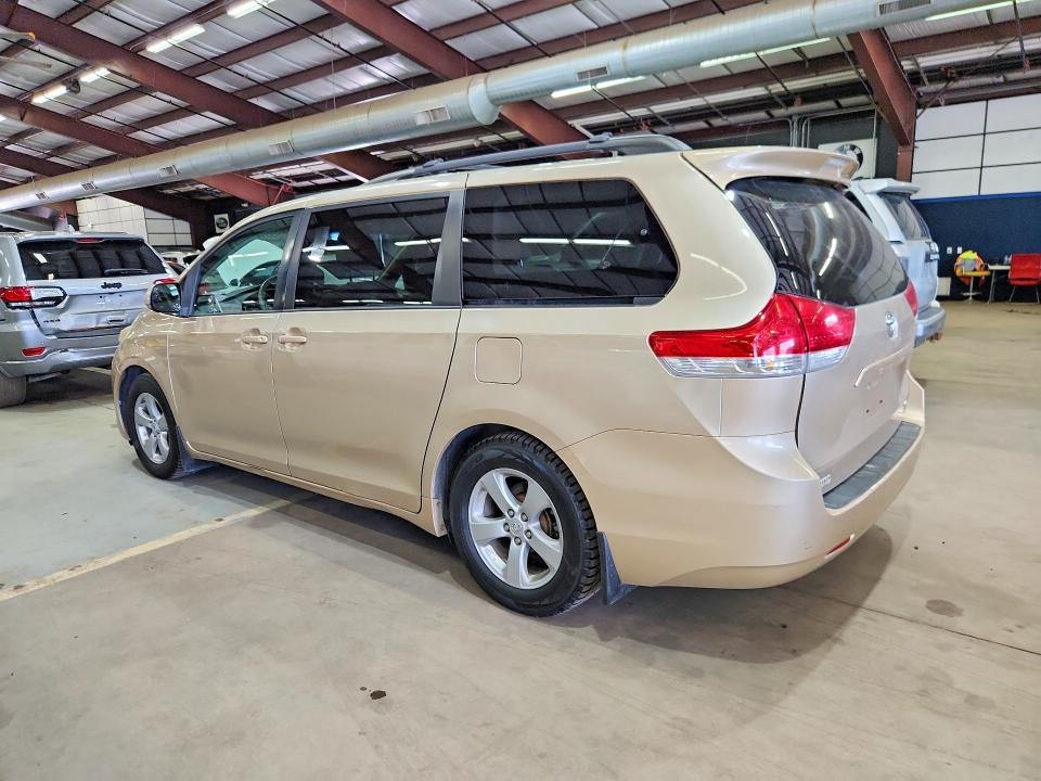65689306 :رقم المزاد ، 5TDKK3DC8DS293383 vin ، 2013 Toyota Sienna مزاد بيع