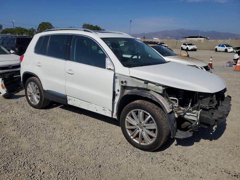 62707526 :رقم المزاد ، WVGAV7AX1FW596845 vin ، 2015 Volkswagen Tiguan مزاد بيع