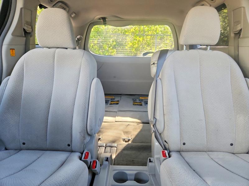 66731776 :رقم المزاد ، 5TDKK3DC1BS167945 vin ، 2011 Toyota Sienna مزاد بيع