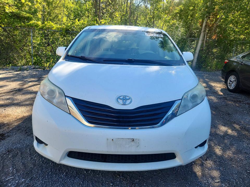 66731776 :رقم المزاد ، 5TDKK3DC1BS167945 vin ، 2011 Toyota Sienna مزاد بيع