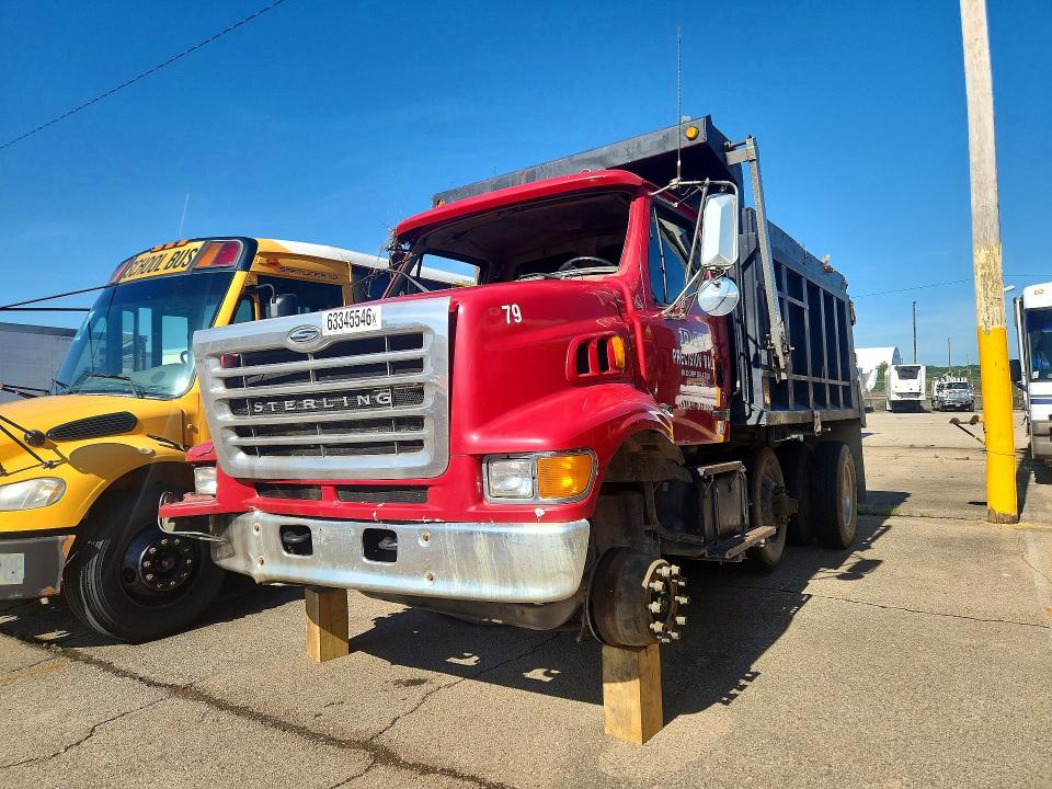 63345546 :رقم المزاد ، 2FZAASAK51AH72972 vin ، 2001 Sterling Truck L مزاد بيع