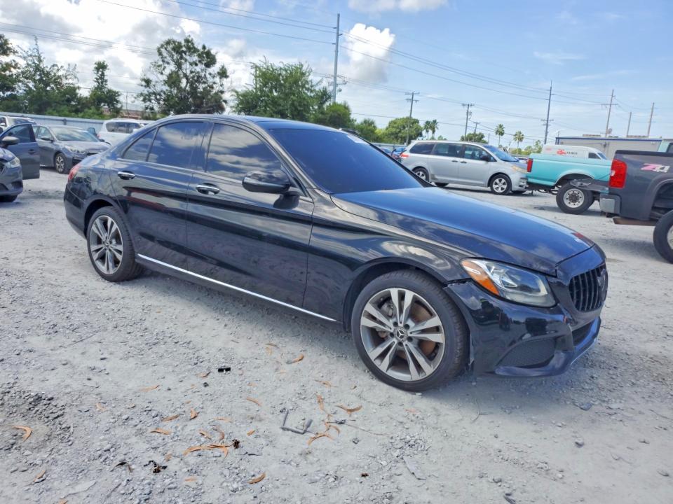 65801326 :رقم المزاد ، 55SWF4KB9HU221428 vin ، 2017 Mercedes-benz C مزاد بيع