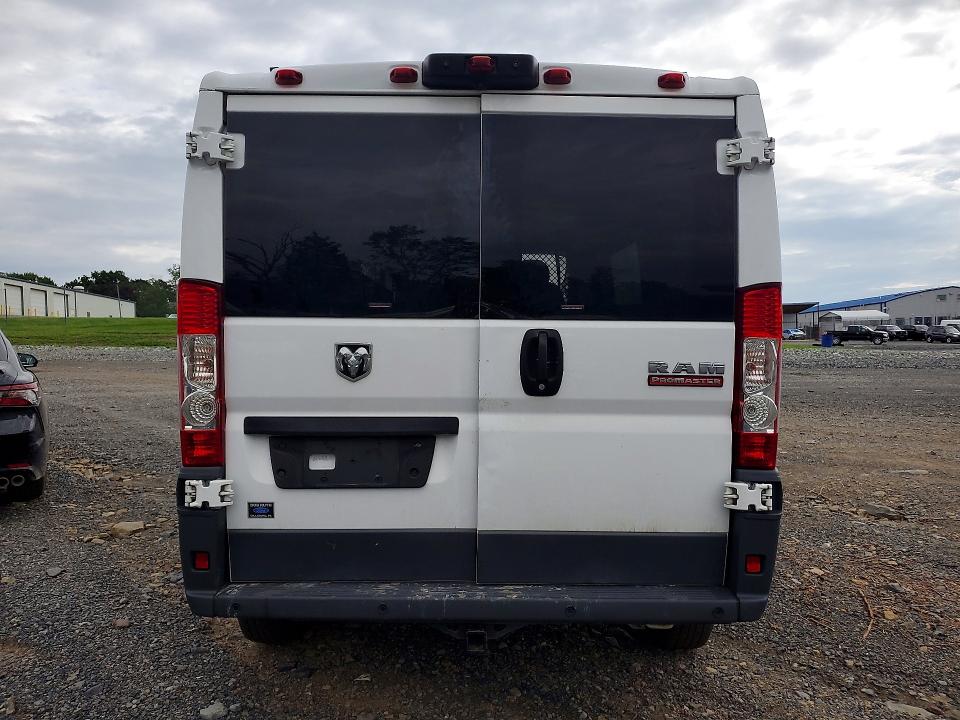 67273896 :رقم المزاد ، 3C6TRVAG8JE155987 vin ، 2018 Ram Promaster 1500 مزاد بيع