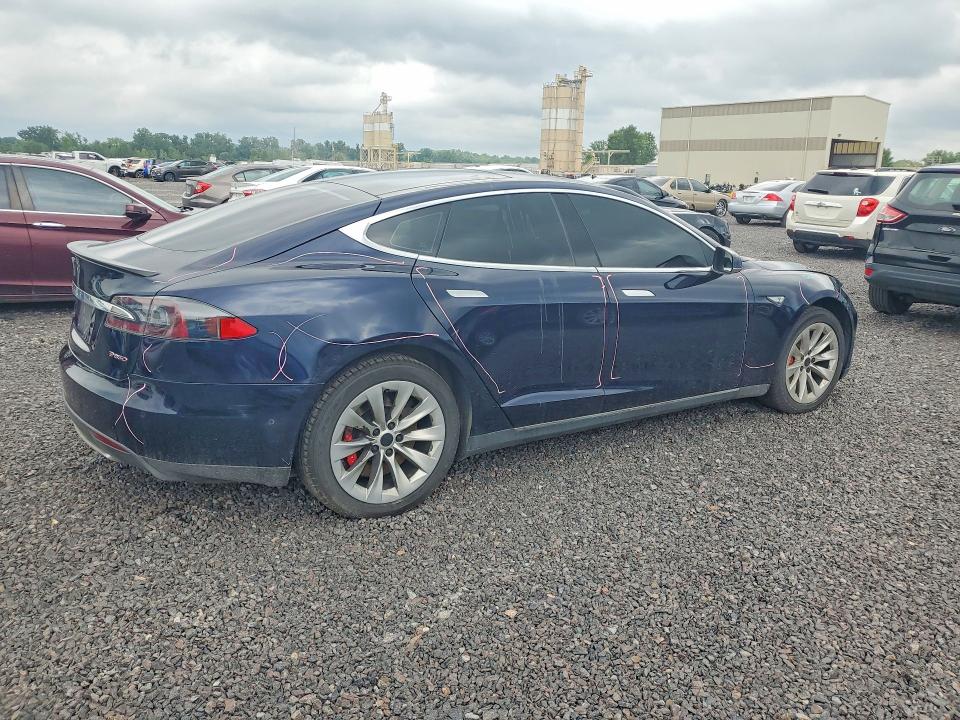 64040696 :رقم المزاد ، 5YJSA1H22FFP69711 vin ، 2015 Tesla Model S مزاد بيع