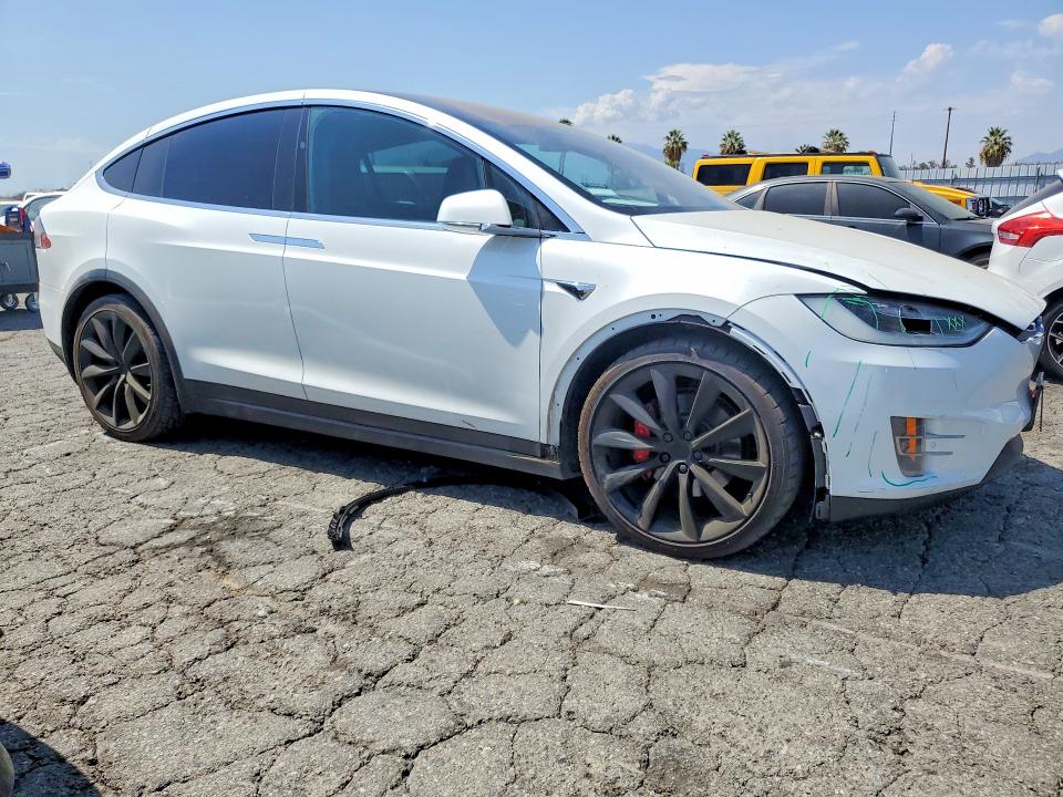 Продажа на аукционе авто 2018 Tesla Model X, vin: 5YJXCBE46JF105237, номер лота: 63526016