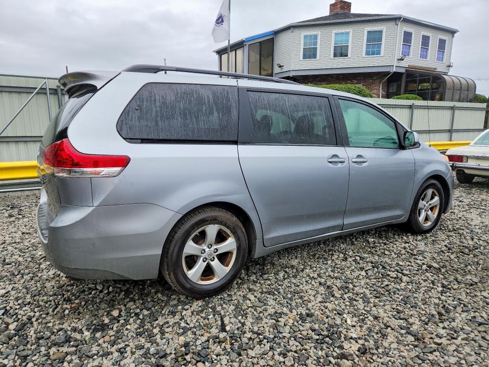 2011 Toyota Sienna მანქანა იყიდება აუქციონზე, vin: 5TDKK3DCXBS065057, აუქციონის ნომერი: 64718696