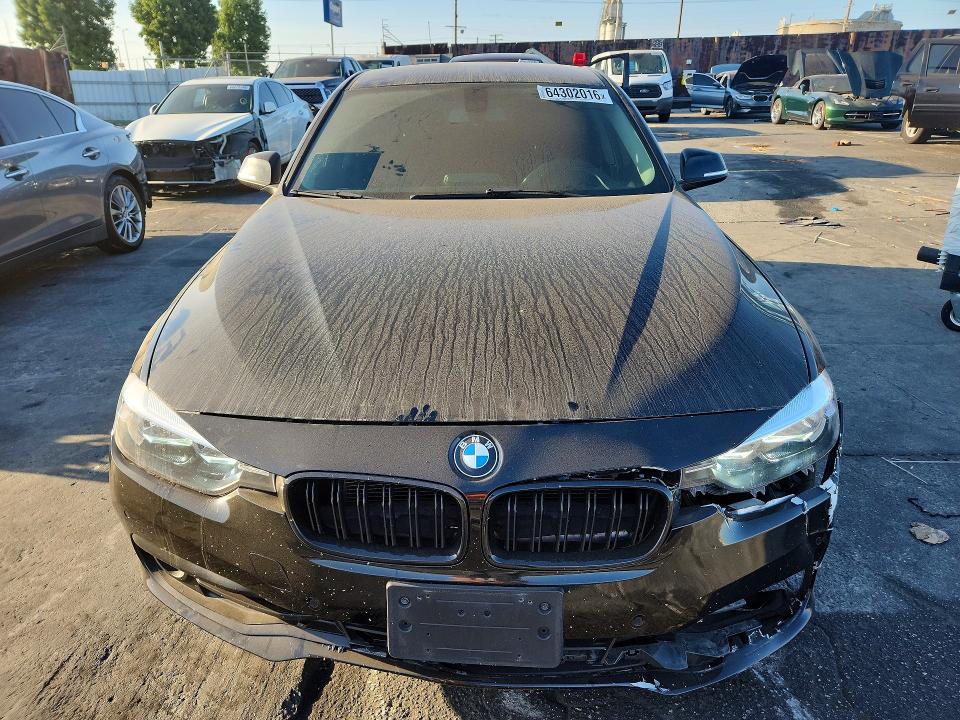 64302016 :رقم المزاد ، WBA8A9C54HK620181 vin ، 2017 Bmw 320 مزاد بيع