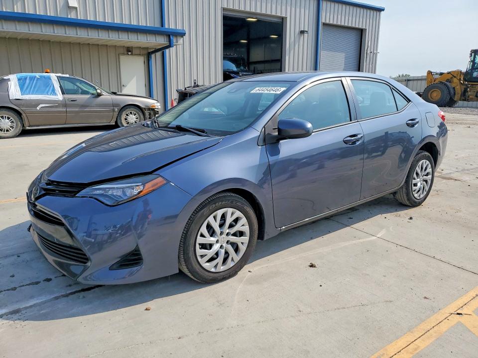 64454646 :رقم المزاد ، 2T1BURHEXHC828270 vin ، 2017 Toyota Corolla مزاد بيع