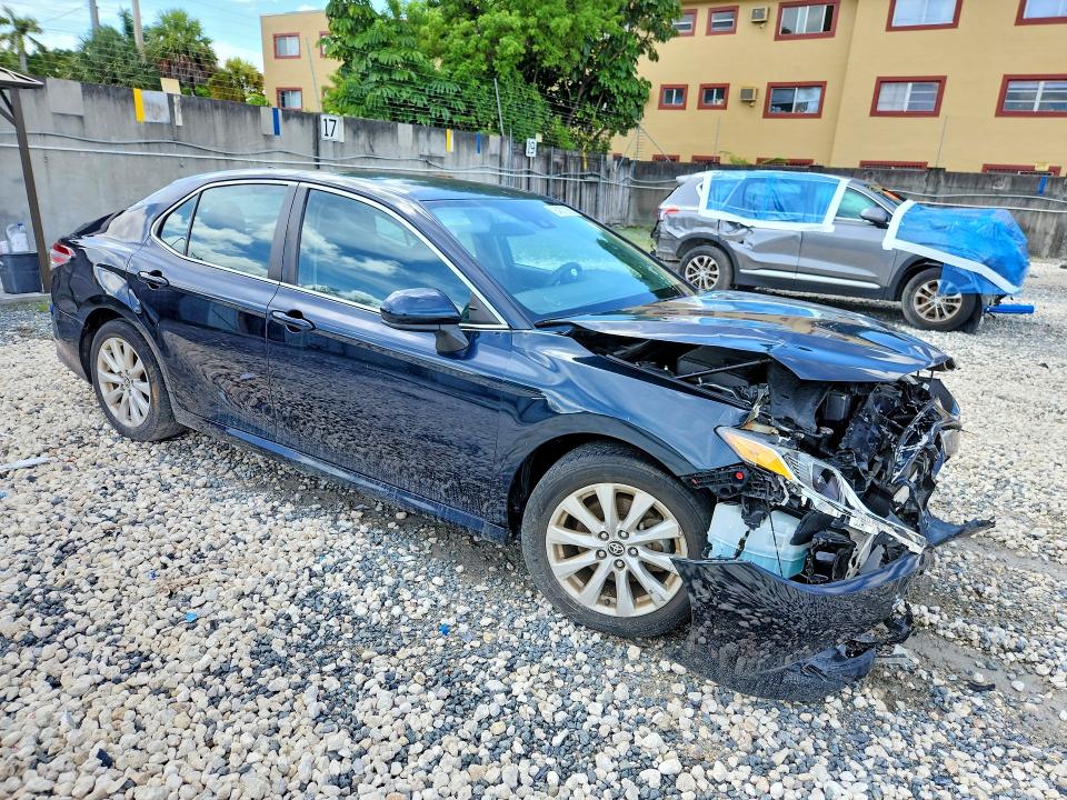 64371356 :رقم المزاد ، 4T1C11AK9LU987674 vin ، 2020 Toyota Camry مزاد بيع