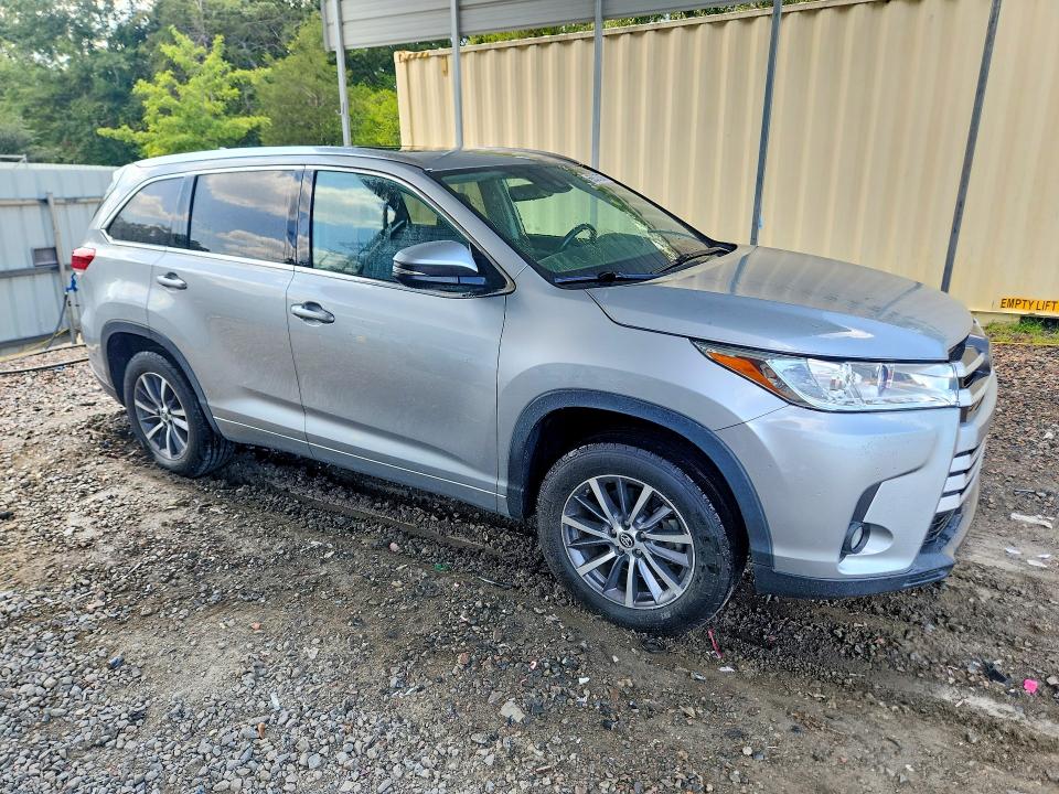 Продажа на аукционе авто 2018 Toyota Highlander, vin: 5TDKZRFH3JS548119, номер лота: 65537306