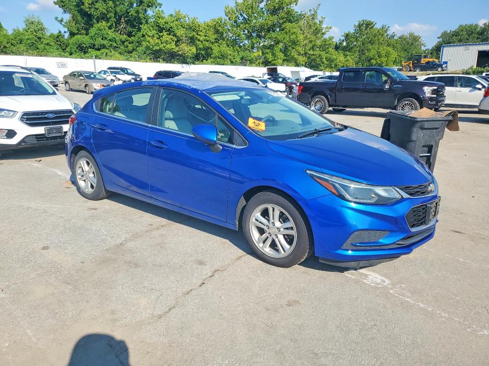61813396 :رقم المزاد ، 3G1BE6SM5HS586026 vin ، 2017 Chevrolet Cruze مزاد بيع