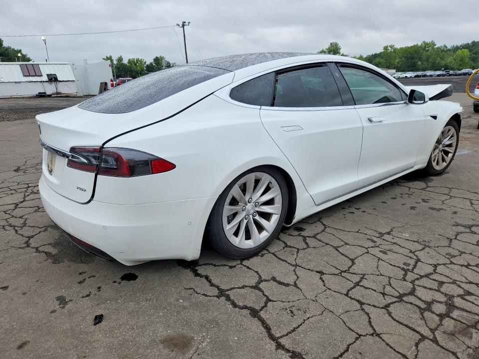 64373136 :رقم المزاد ، 5YJSA1E22JF258299 vin ، 2018 Tesla Model S مزاد بيع