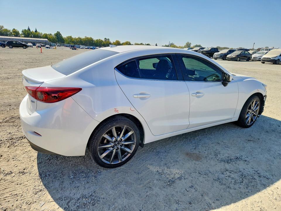 Продажа на аукционе авто 2018 Mazda 3, vin: 3MZBN1W35JM240982, номер лота: 64611476