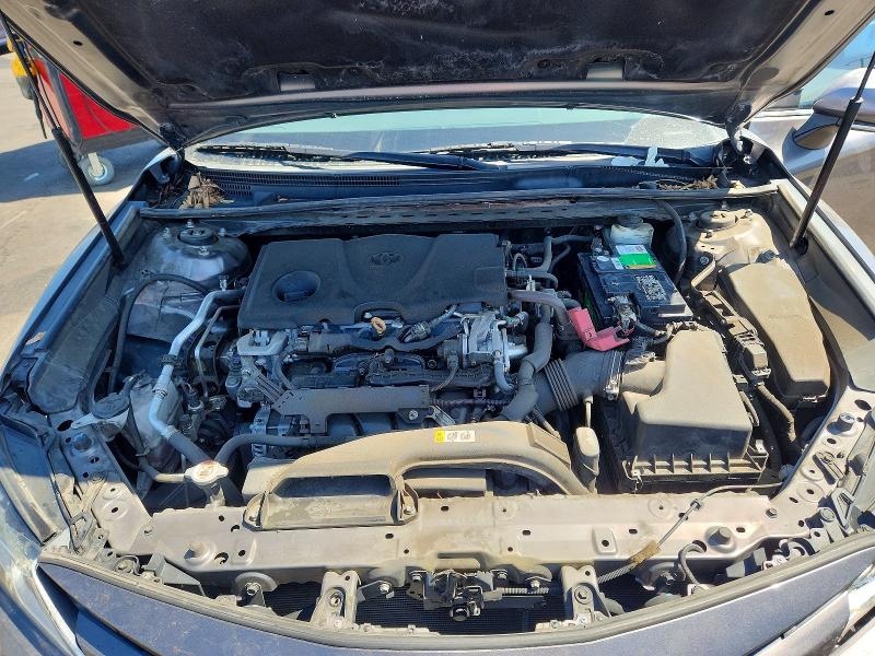 66289606 :رقم المزاد ، 4T1B11HK5JU526325 vin ، 2018 Toyota Camry مزاد بيع