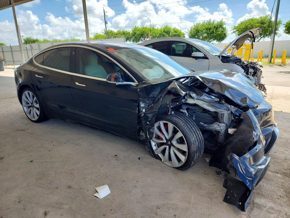 64323556 :رقم المزاد ، 5YJ3E1EB3JF182911 vin ، 2018 Tesla Model 3 مزاد بيع