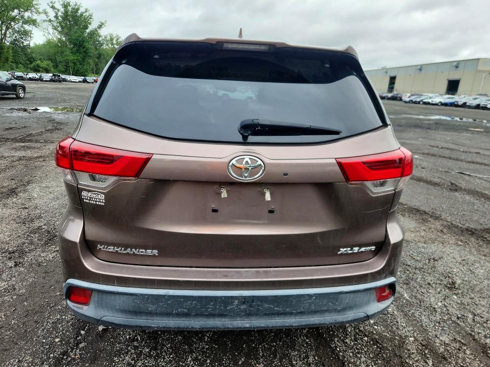 Продажа на аукционе авто 2018 Toyota Highlander, vin: 5TDJZRFH1JS902201, номер лота: 65153336