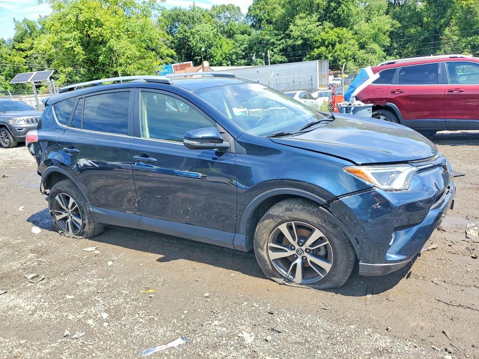 62950876 :رقم المزاد ، JTMRFREV3JJ256157 vin ، 2018 Toyota Rav4 مزاد بيع