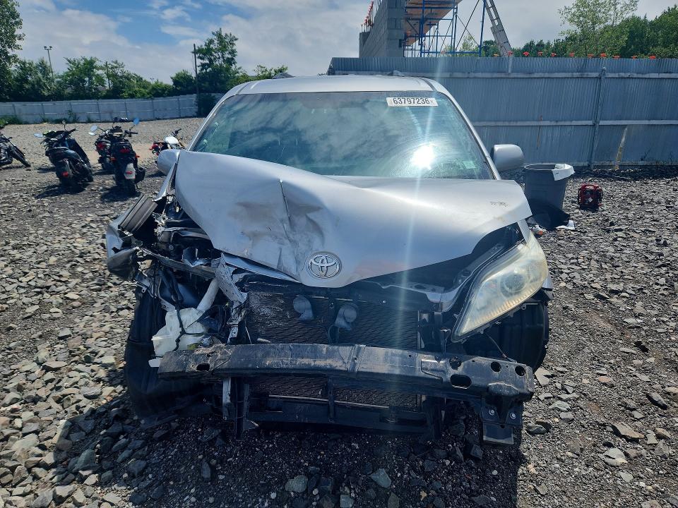 63797236 :رقم المزاد ، 5TDKK3DC3FS581251 vin ، 2015 Toyota Sienna مزاد بيع