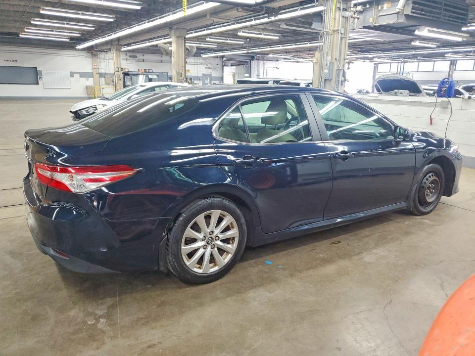 65833256 :رقم المزاد ، 4T1B11HK5JU531265 vin ، 2018 Toyota Camry مزاد بيع
