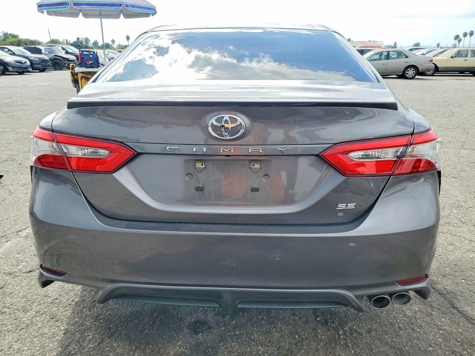 66929896 :رقم المزاد ، 4T1B11HK4JU081320 vin ، 2018 Toyota Camry مزاد بيع