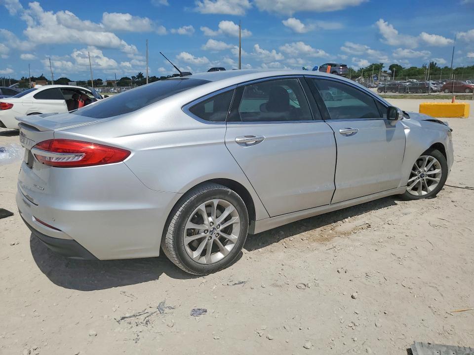 64339876 :رقم المزاد ، 3FA6P0SU9KR185308 vin ، 2019 Ford Fusion مزاد بيع